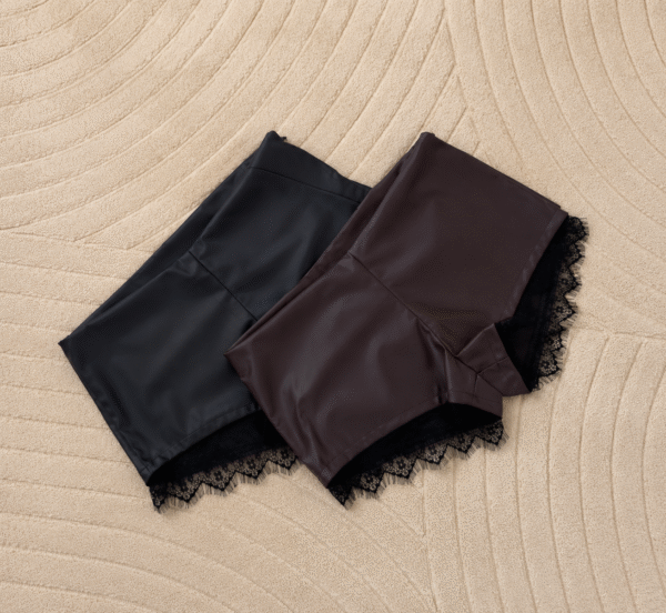 Short engomado encaje